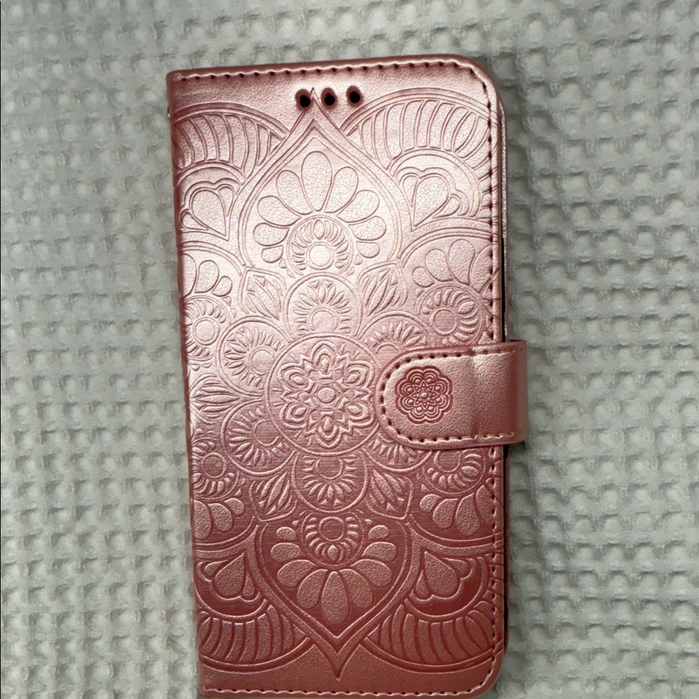 Beautiful Rose Gold Embossed Floral Phone Case - NWOT